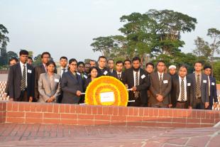 Giving wreaths to the monument